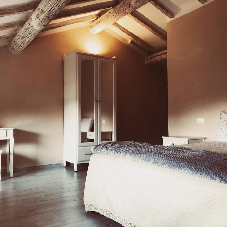 700Enolocanda Santa Giuletta Luaran gambar